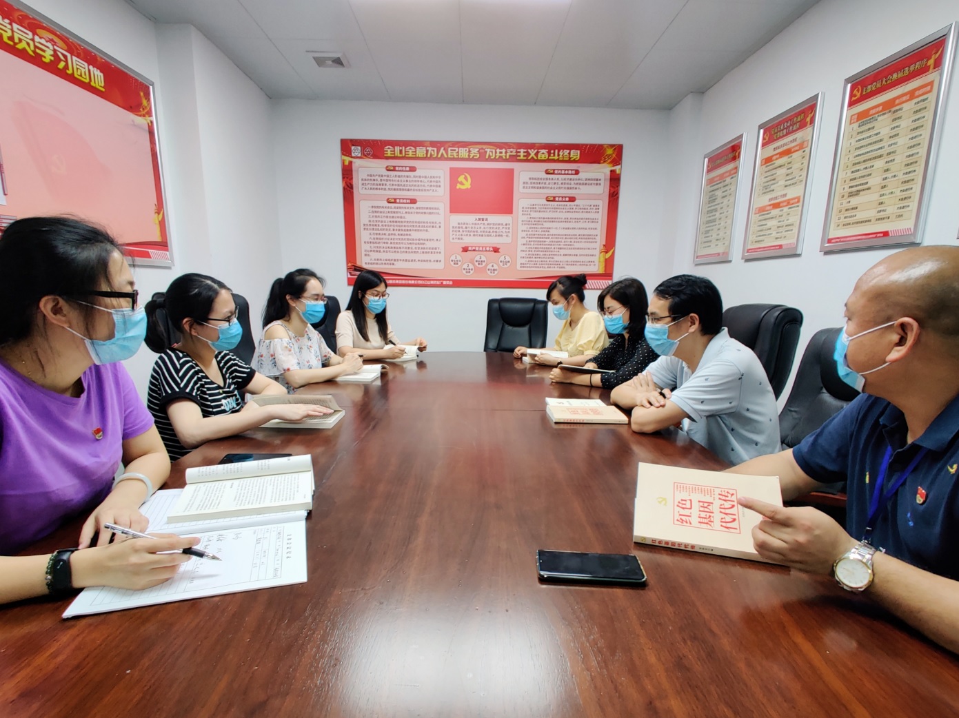 传承红色基因 服膺初心使命——J9九游国际集团第五党支部发展《红色基因代代传》想书互换活动